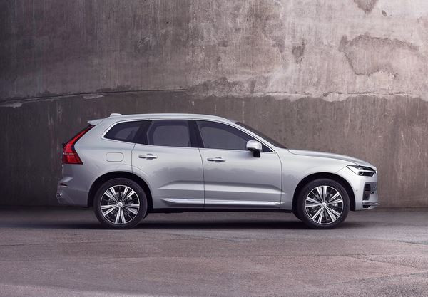 Le SUV de taille intermédiaire au design sophistiqué Volvo XC60 en approche