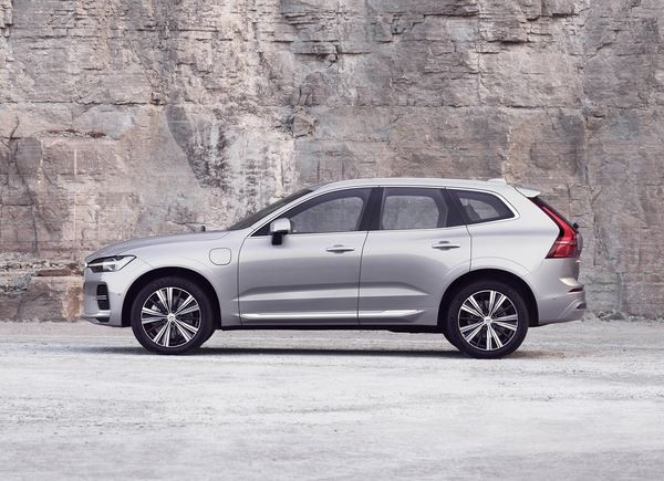 Le SUV de taille intermédiaire au design sophistiqué Volvo XC60 en approche