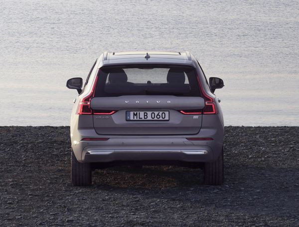 Le SUV de taille intermédiaire au design sophistiqué Volvo XC60 en approche