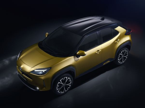 Le SUV urbain surélevé à transmission intégrale Toyota Yaris Cross en approche