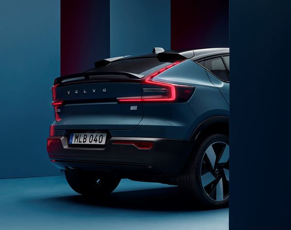 Le crossover coupé compact électrique Volvo C40 en approche