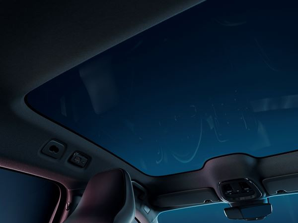Le crossover coupé compact électrique Volvo C40 en approche
