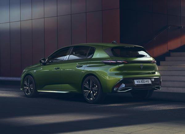 La Peugeot 308 berline change de morphologie