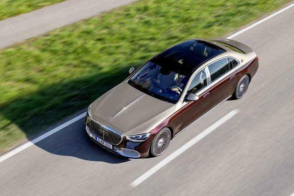 Mercedes-Maybach Classe S : une limousine de luxe exclusive adaptée au mode chauffeur