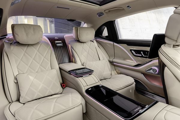 Mercedes-Maybach Classe S : une limousine de luxe exclusive adaptée au mode chauffeur