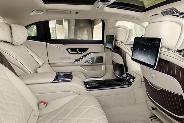Mercedes-Maybach Classe S : une limousine de luxe exclusive adaptée au mode chauffeur
