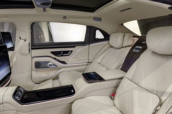 Mercedes-Maybach Classe S : une limousine de luxe exclusive adaptée au mode chauffeur