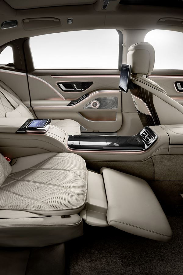 Mercedes-Maybach Classe S : une limousine de luxe exclusive adaptée au mode chauffeur
