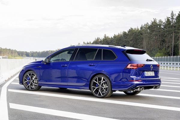 Le break Volkswagen Golf R SW 2.0 litres TSI débite une puissance de 320 ch