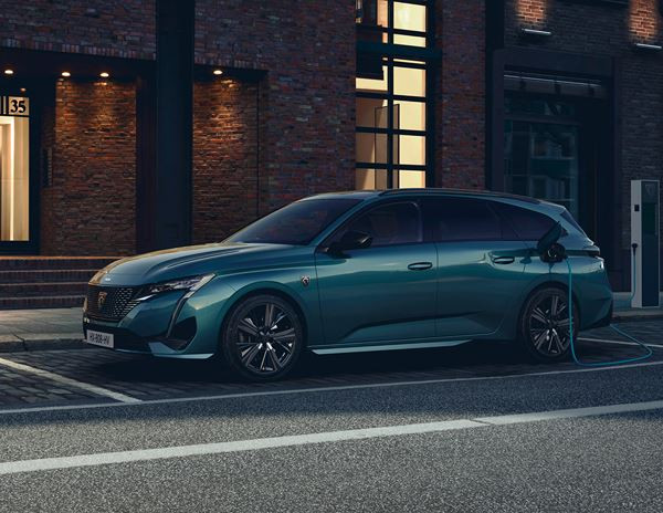 Le break Peugeot 308 SW affiche un profil racé et un arrière sophistiqué