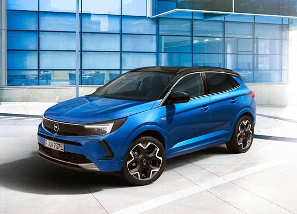 Le SUV compact Opel Grandland arbore le visage de la marque Opel Vizor