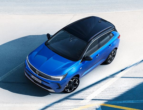 Le SUV compact Opel Grandland arbore le visage de la marque Opel Vizor