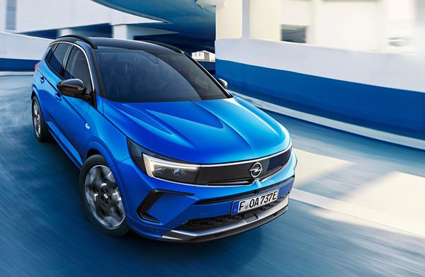Le SUV compact Opel Grandland arbore le visage de la marque Opel Vizor