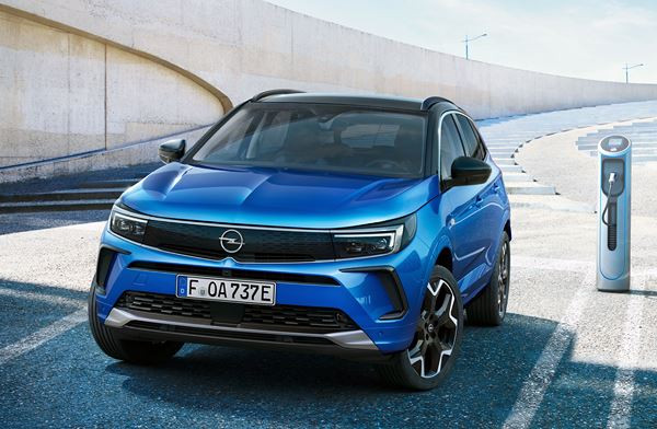 Le SUV compact Opel Grandland arbore le visage de la marque Opel Vizor