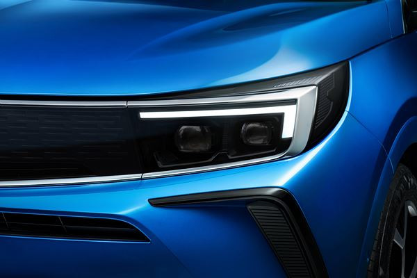 Le SUV compact Opel Grandland arbore le visage de la marque Opel Vizor