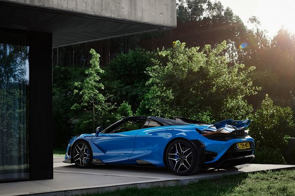 La supercar décapotable McLaren 765LT Spider embarque un V8 biturbo de 765 ch