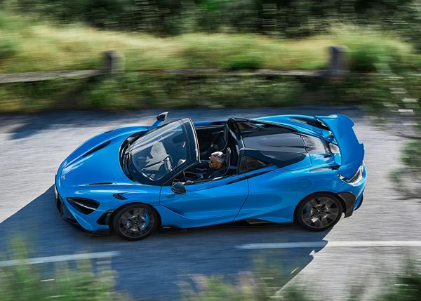 La supercar décapotable McLaren 765LT Spider embarque un V8 biturbo de 765 ch