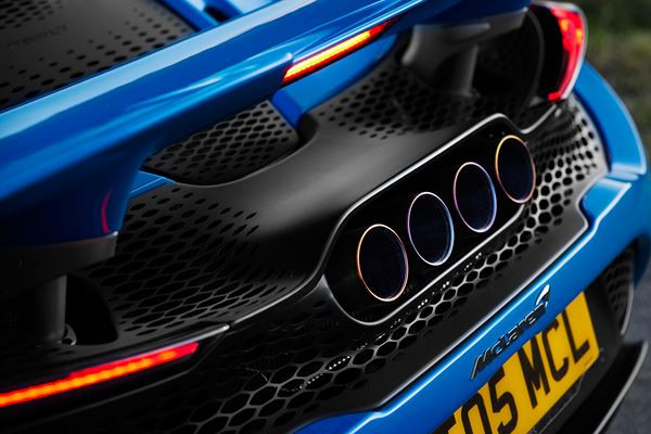 La supercar décapotable McLaren 765LT Spider embarque un V8 biturbo de 765 ch