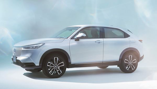 Le SUV compact Honda HR-V e:HEV hybride en approche