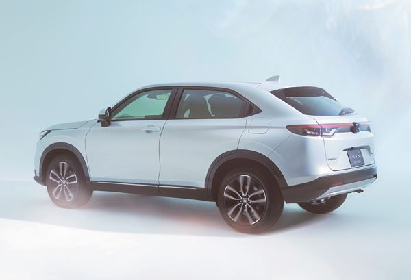 Le SUV compact Honda HR-V e:HEV hybride en approche
