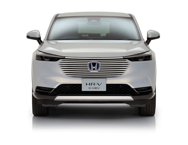 Le SUV compact Honda HR-V e:HEV hybride en approche