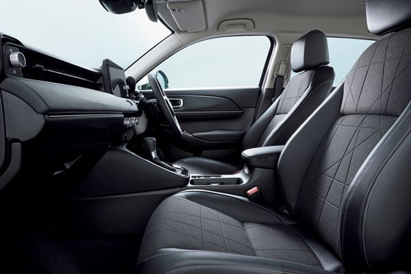 Le SUV compact Honda HR-V e:HEV hybride en approche