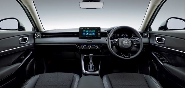Le SUV compact Honda HR-V e:HEV hybride en approche