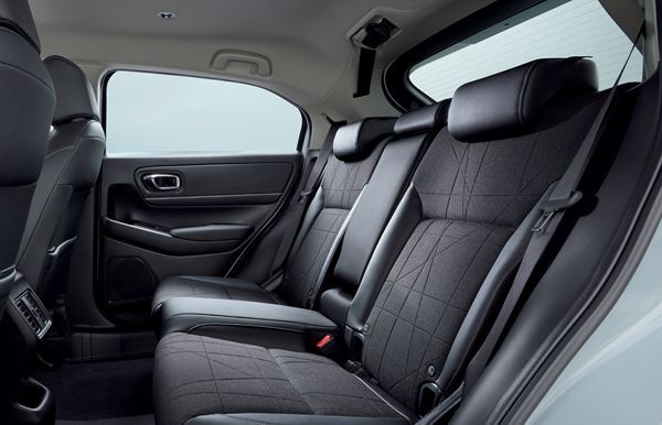 Le SUV compact Honda HR-V e:HEV hybride en approche