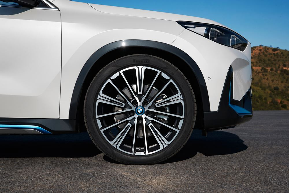 La BMW iX1 électrique affiche une autonomie WLTP voisine de 400 kilomètres