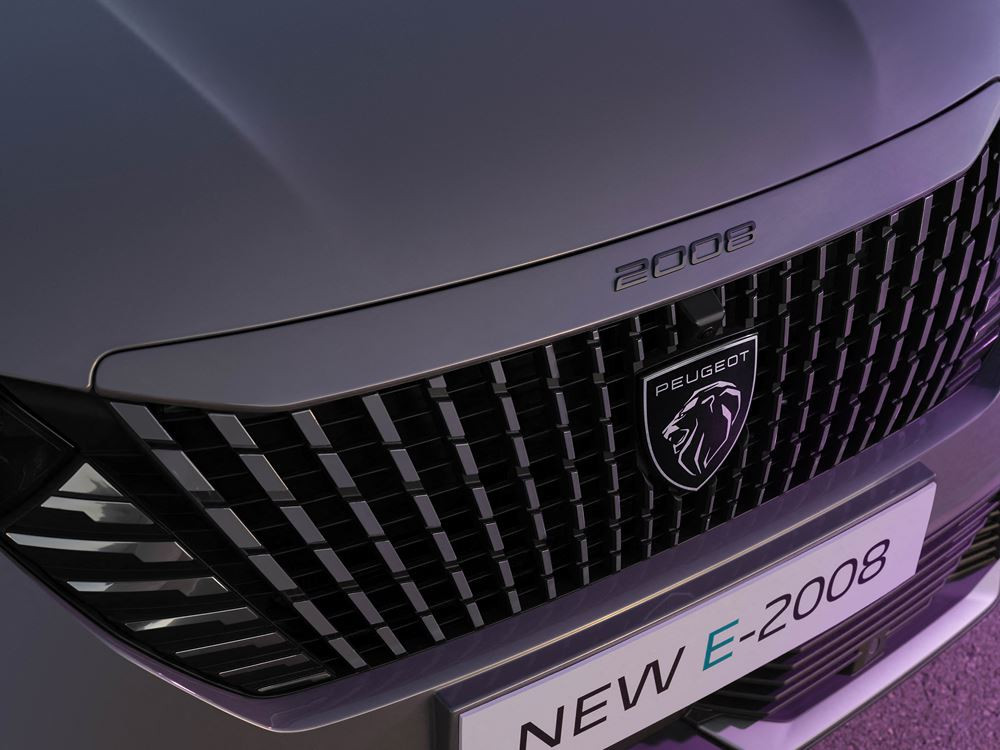 Le Peugeot 2008 restylé affiche une face avant connectée aux projecteurs