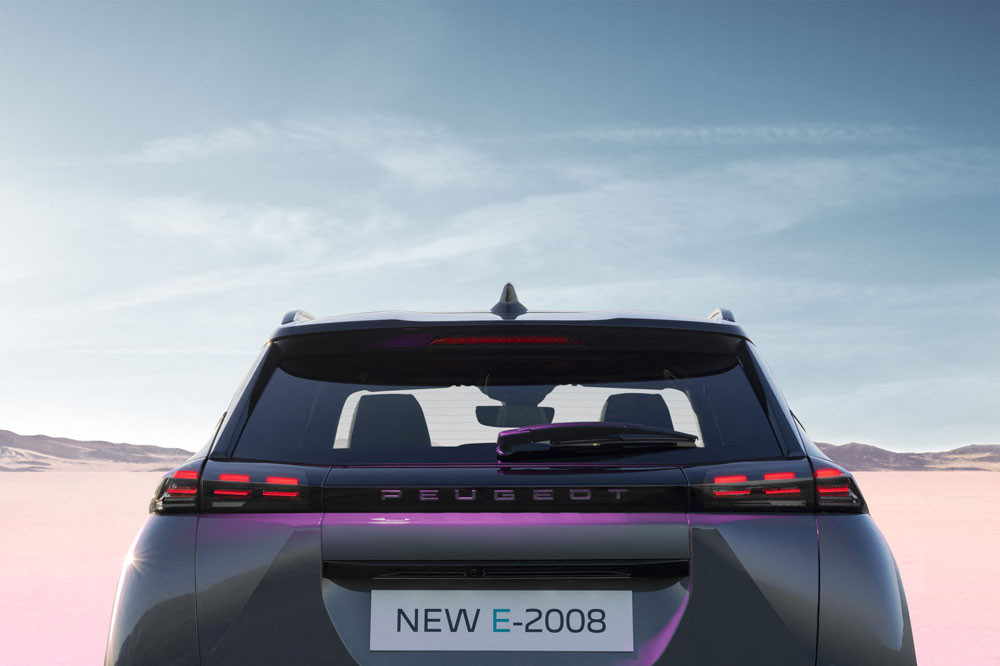 Le Peugeot 2008 restylé affiche une face avant connectée aux projecteurs