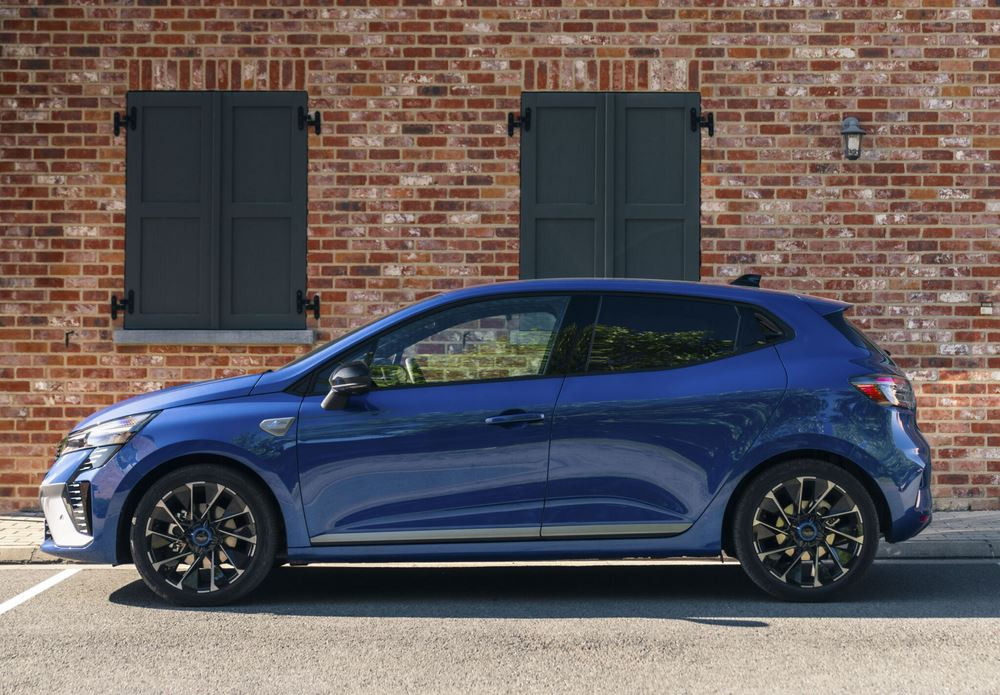 La Renault Clio restylée adopte des lignes tendues et facettées