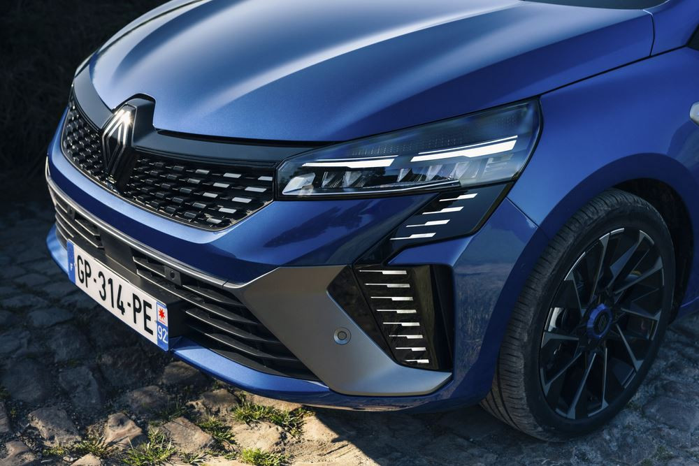 La Renault Clio restylée adopte des lignes tendues et facettées