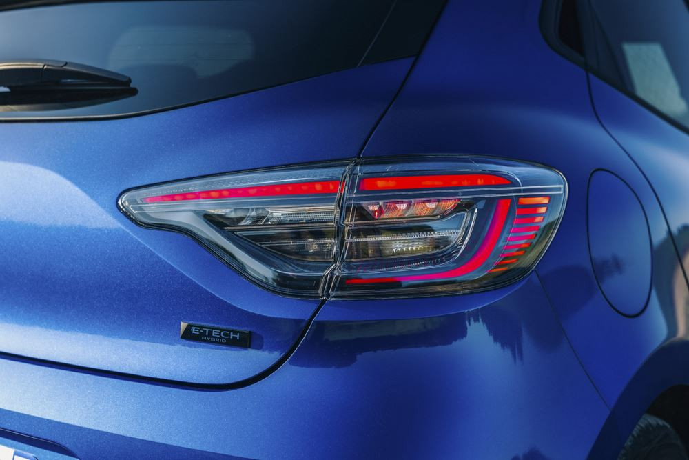 La Renault Clio restylée adopte des lignes tendues et facettées