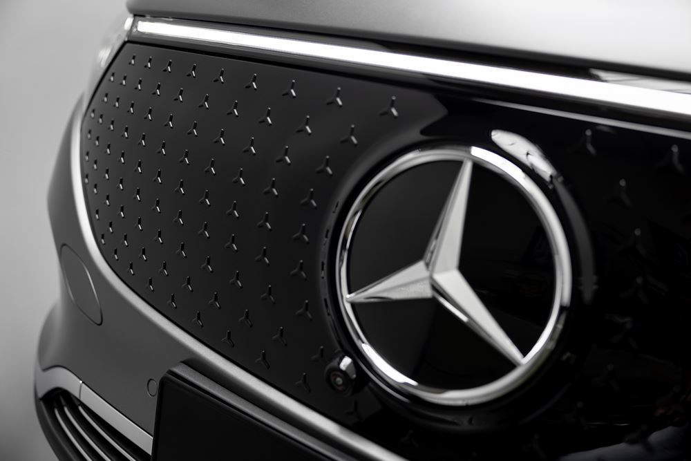 Le SUV compact électrique Mercedes EQA mis à jour en approche