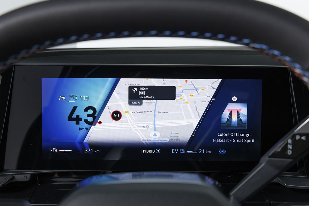 Le SUV coupé Rafale porte-étendard de la marque Renault en approche