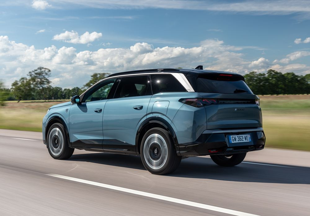 Le SUV électrique 7 places Peugeot E-5008 grande autonomie offre jusqu'à 660 km d'autonomie