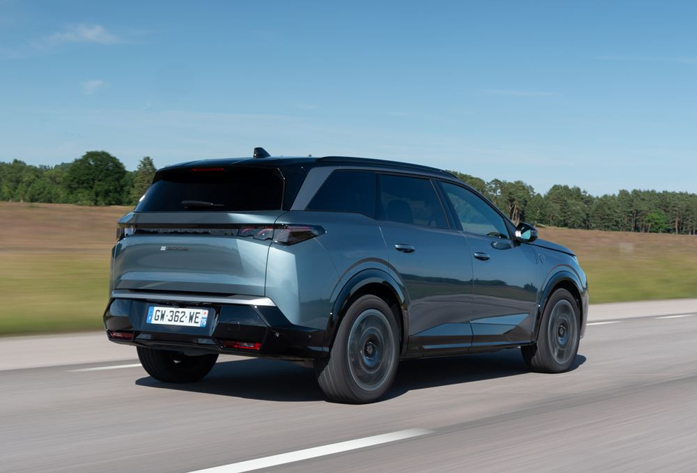 Le SUV électrique 7 places Peugeot E-5008 grande autonomie offre jusqu'à 660 km d'autonomie