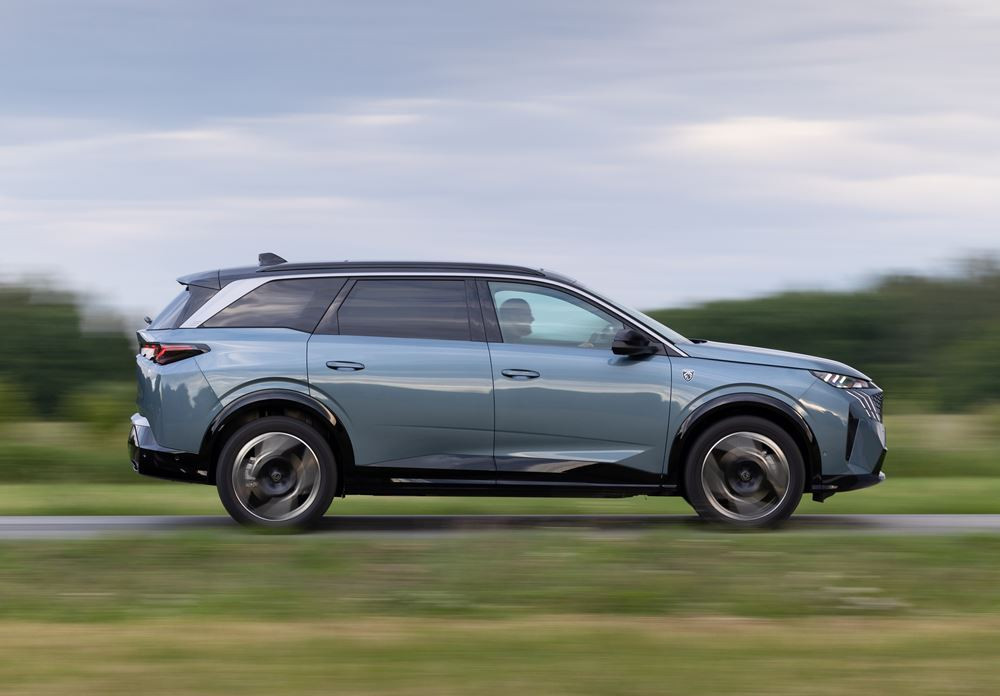 Le SUV électrique 7 places Peugeot E-5008 grande autonomie offre jusqu'à 660 km d'autonomie
