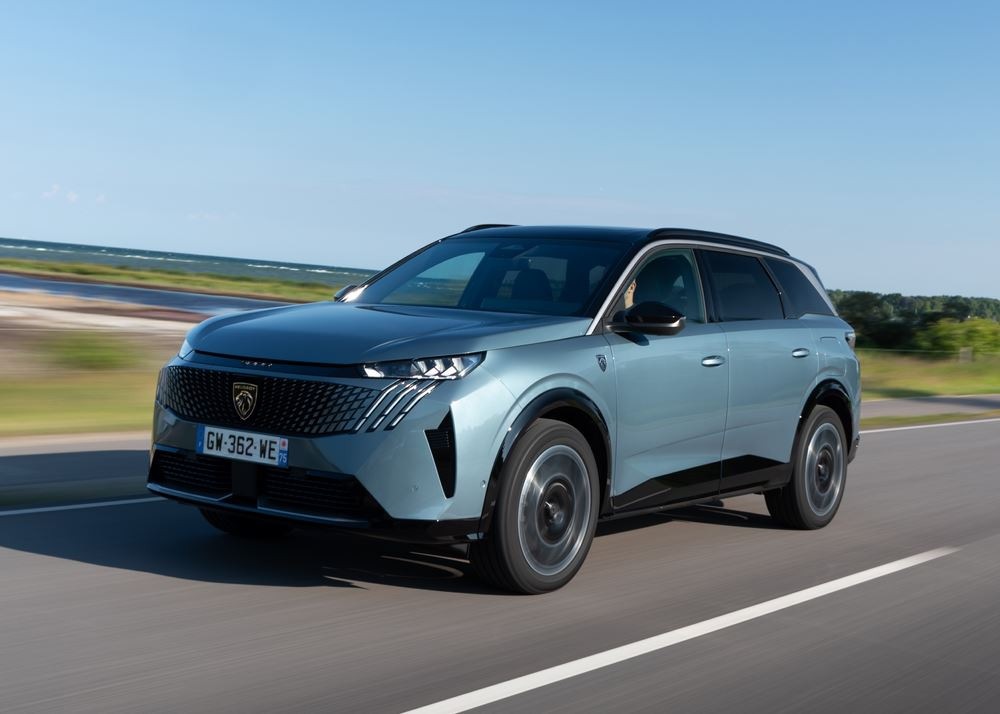 Le SUV électrique 7 places Peugeot E-5008 grande autonomie offre jusqu'à 660 km d'autonomie