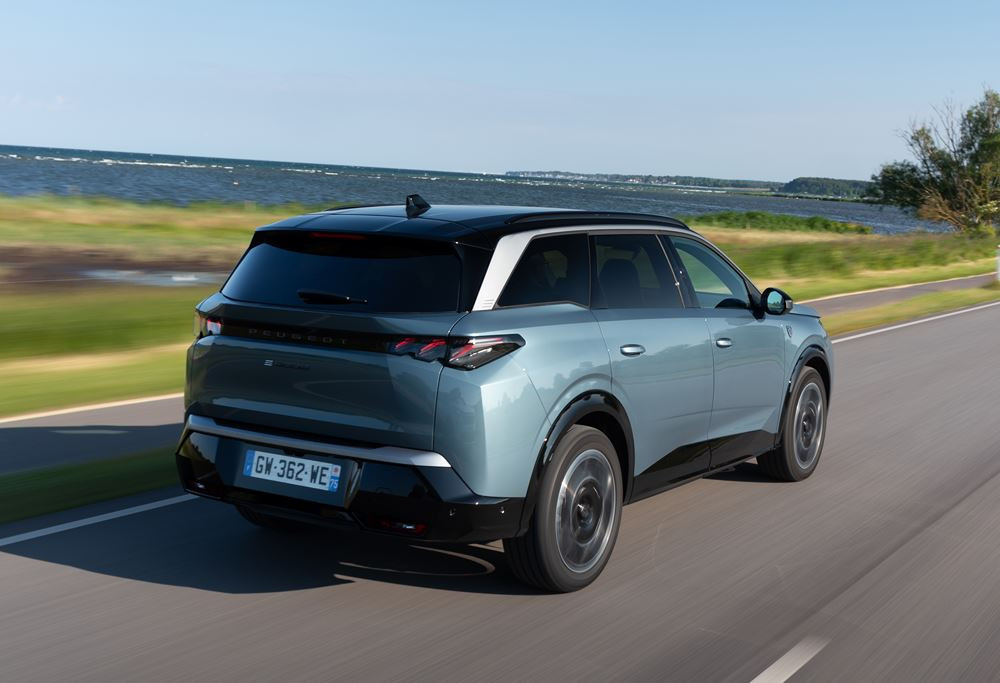 Le SUV électrique 7 places Peugeot E-5008 grande autonomie offre jusqu'à 660 km d'autonomie