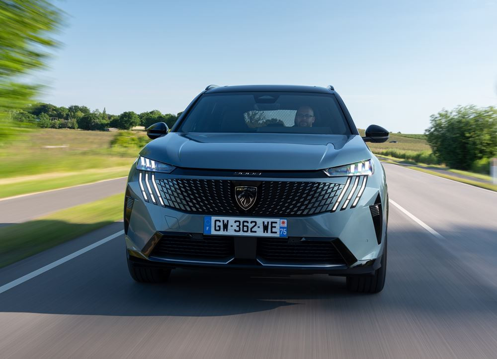 Le SUV électrique 7 places Peugeot E-5008 grande autonomie offre jusqu'à 660 km d'autonomie