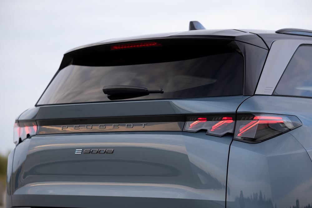 Le SUV électrique 7 places Peugeot E-5008 grande autonomie offre jusqu'à 660 km d'autonomie