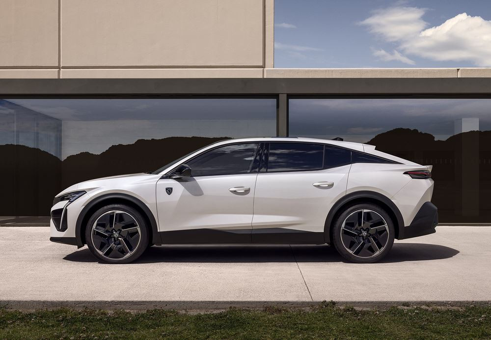 La Peugeot E-408 électrique affiche une autonomie WLTP jusqu'à 453 km