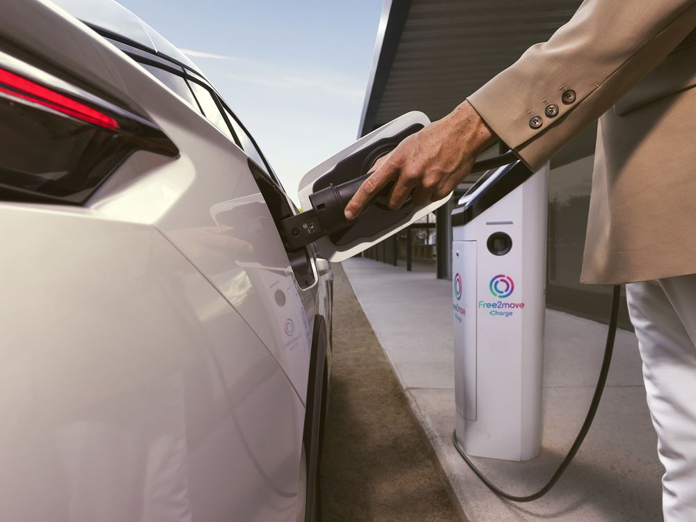 La Peugeot E-408 électrique affiche une autonomie WLTP jusqu'à 453 km