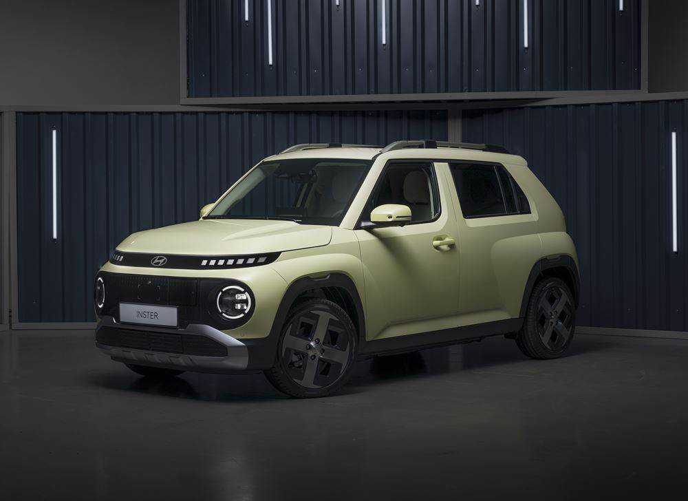 Le mini SUV urbain électrique Hyundai Inster affiche un profil de SUV robuste