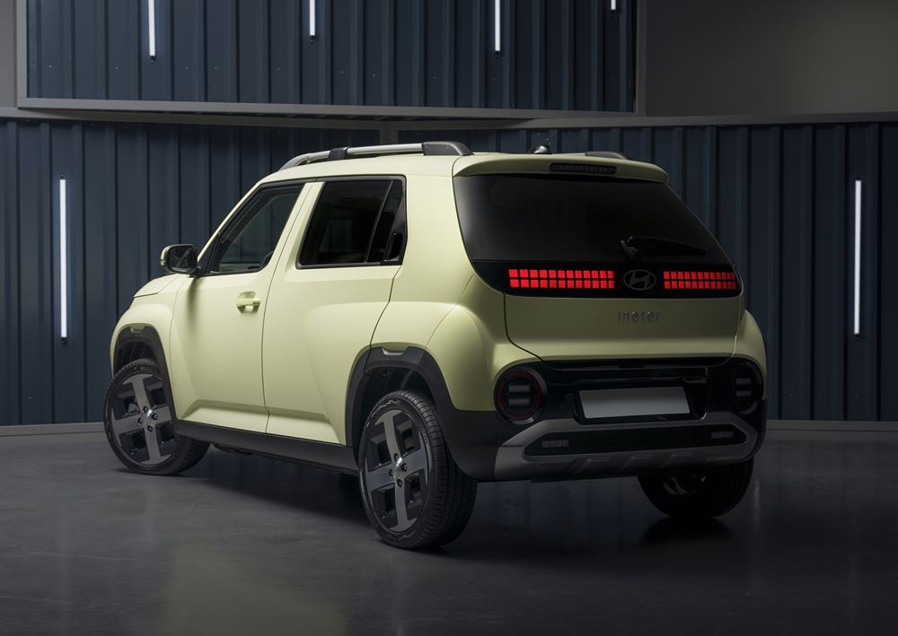 Le mini SUV urbain électrique Hyundai Inster affiche un profil de SUV robuste