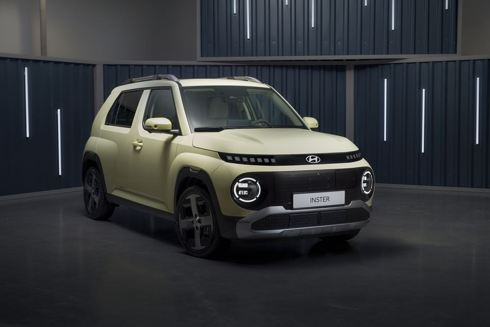 Le mini SUV urbain électrique Hyundai Inster affiche un profil de SUV robuste