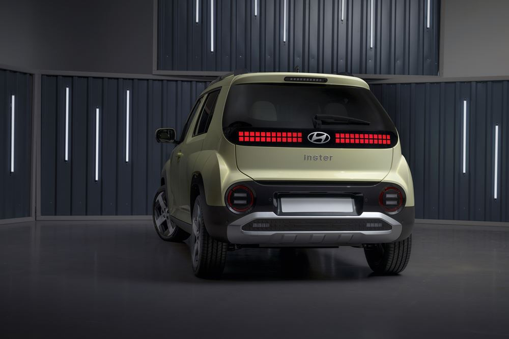 Le mini SUV urbain électrique Hyundai Inster affiche un profil de SUV robuste