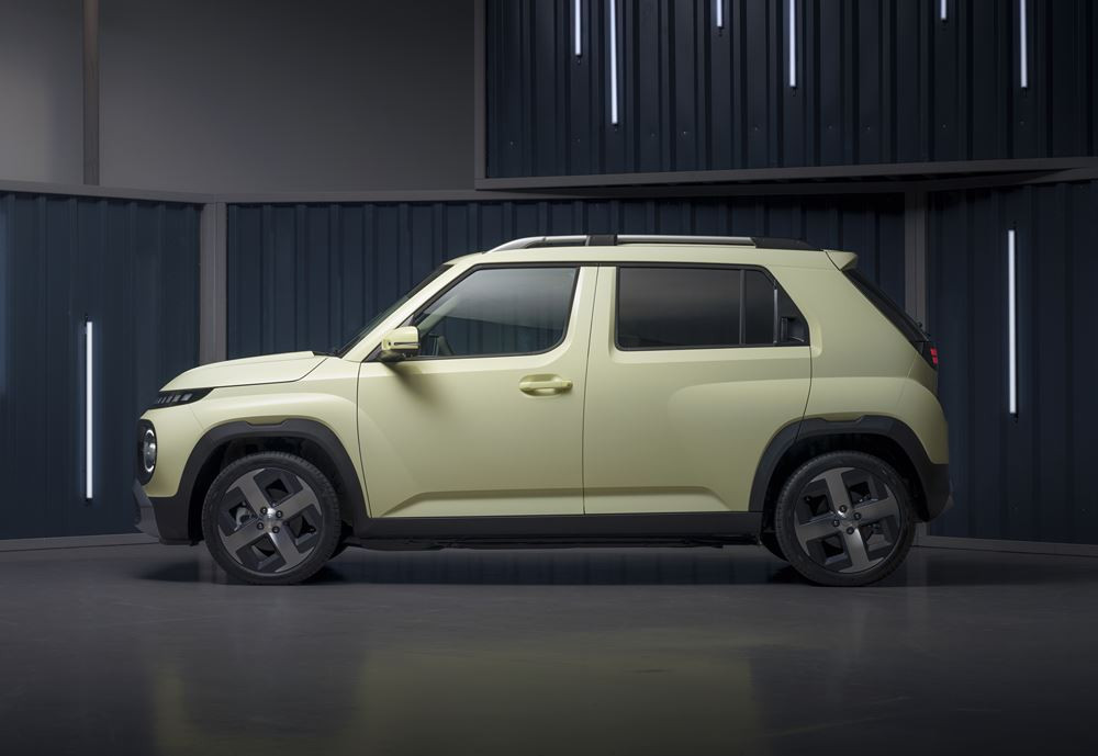 Le mini SUV urbain électrique Hyundai Inster affiche un profil de SUV robuste
